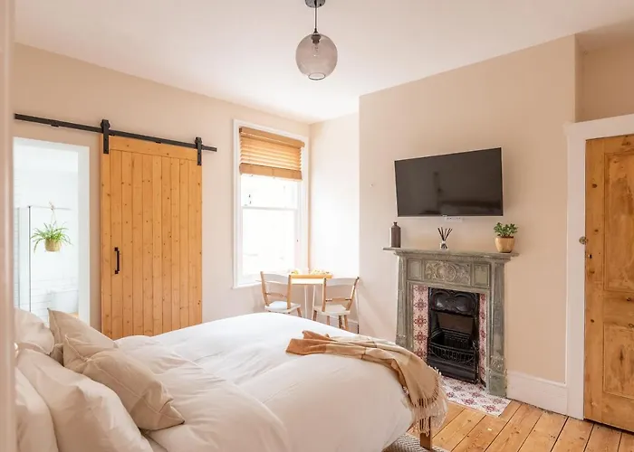 Doghouse Margate Bed & Breakfast