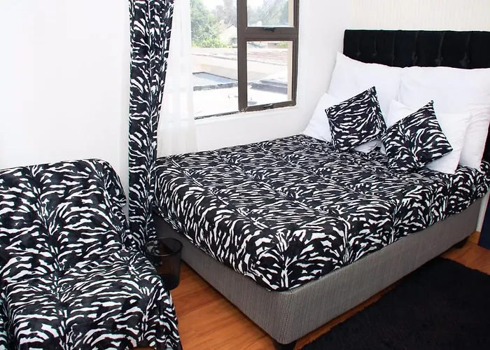 Bed and BreakfastSelina Airport Lodge #Emzini