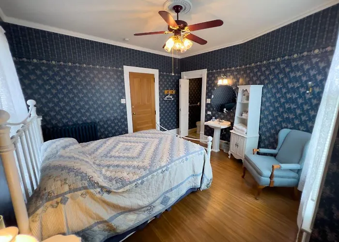 Market St Manor Bed And Breakfast Nappanee