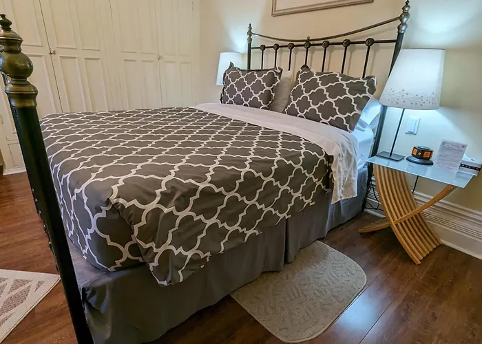 Gingerbread Manor Bed & Breakfast Montreal