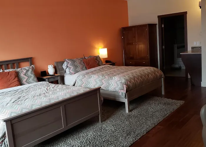 Hillcrest Farm Market B&B Kelowna