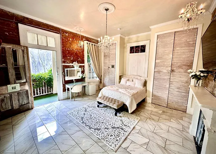 Bed and BreakfastFleur De Lis Mansion