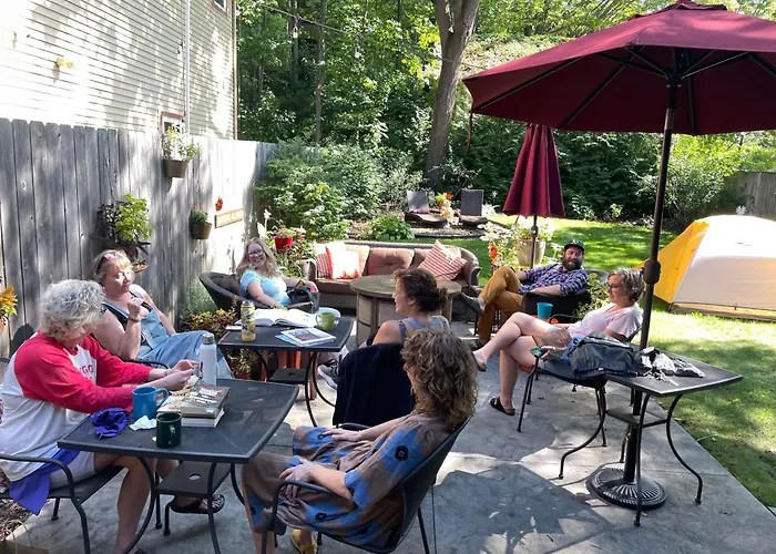 Twin Oaks Inn Saugatuck