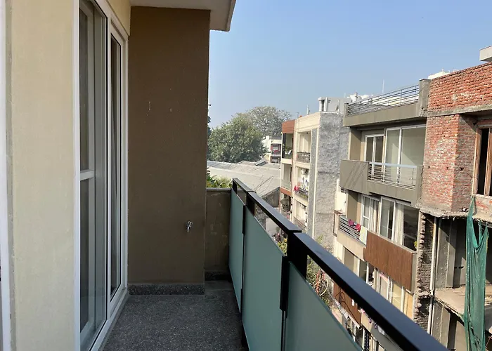 Fully Furnished Comfortable Rooms In Hauz Khas - Woodpecker Apartments New Delhi