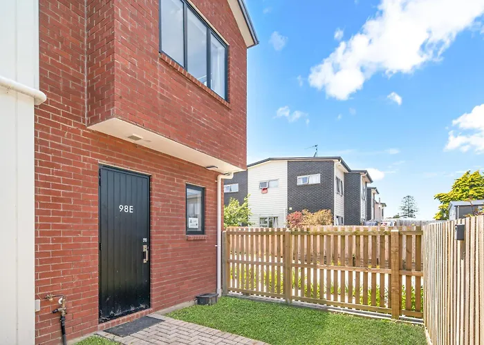 Cozy Brand New Townhouse 1 Bed & Breakfast