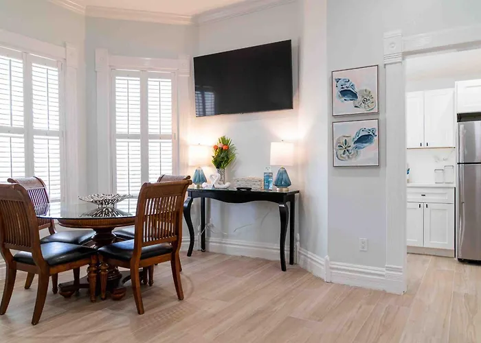 Southernmost Point Guest House & Garden Bar Key West