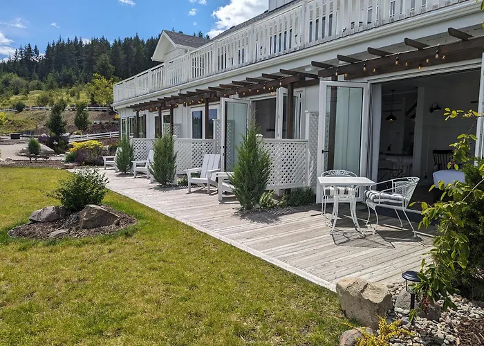 Autumn Lane B&B, Farmhouse Elegance & Stunning Lakeviews West Kelowna