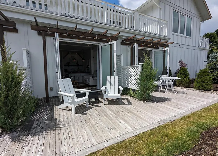 Autumn Lane B&B, Farmhouse Elegance & Stunning Lakeviews West Kelowna