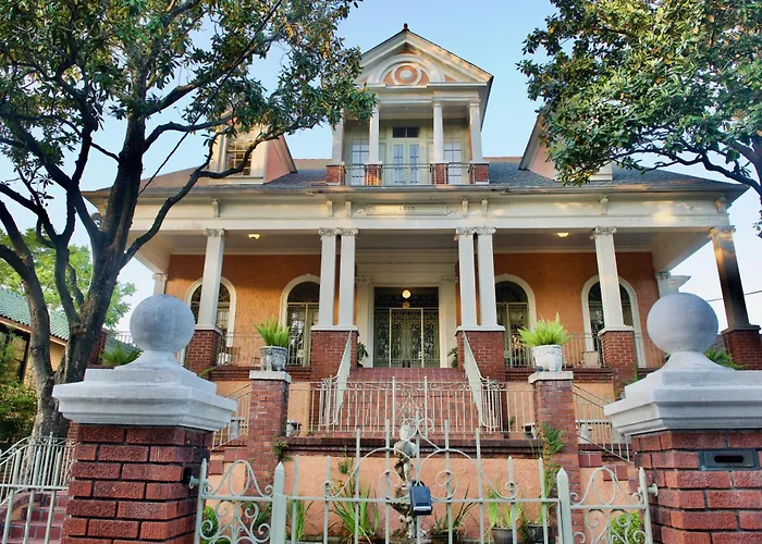 Bed and BreakfastHappy Place #1