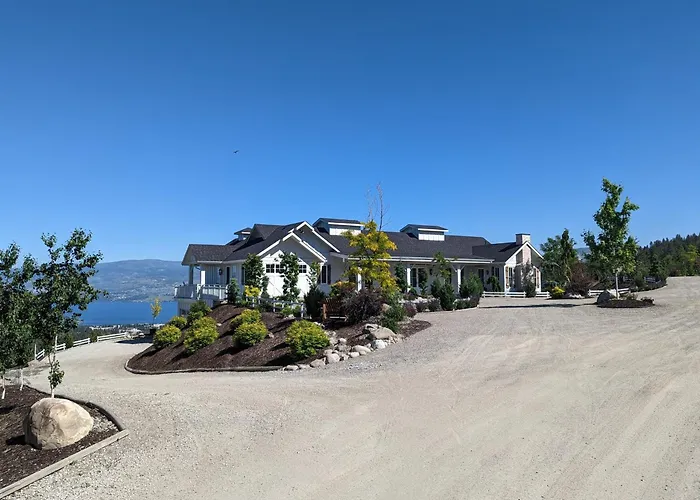 Autumn Lane B&B, Farmhouse Elegance & Stunning Lakeviews West Kelowna