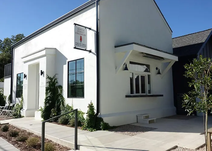 Whitetail Court Hotel Fredericksburg