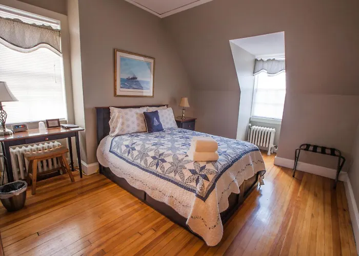 Crow'S Nest Newport Bed & Breakfast