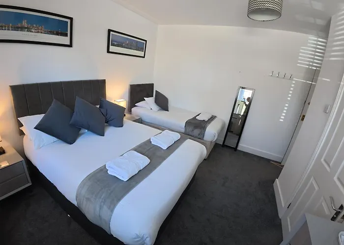 Oakhurst Gatwick Traditional English B&B & Bookable Holiday Parking Deals Gatwick Transport Crawley 