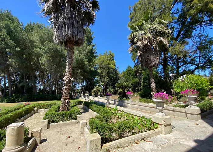 Bed and Breakfast Palazzo de Carlo e il parco dei 7 pozzi Lecce