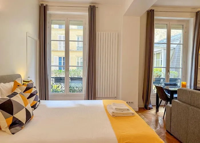 Paris Square Bed & Breakfast