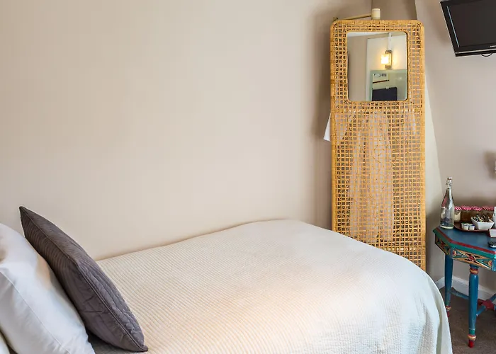 The Henry Guest House Bath