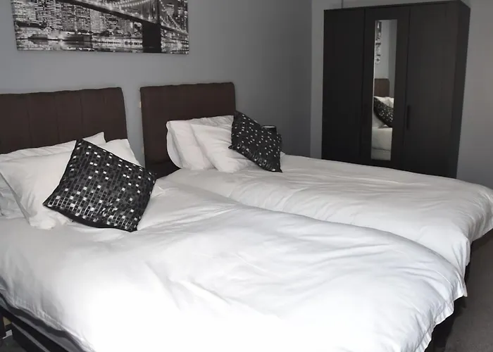 The Red Lion Bed & Breakfast Cardigan