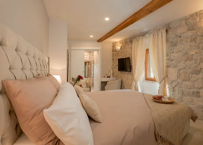 Jupiter Lux Rooms Split