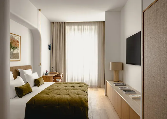 1.75 Paris La Source Apartment