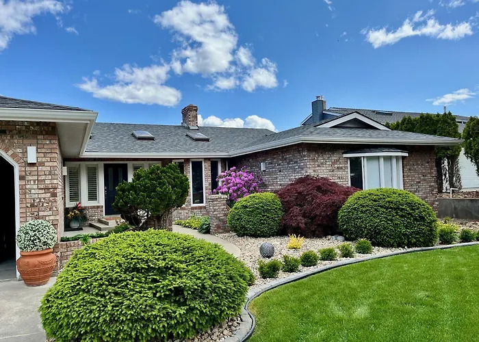 Lake And The City Bed And Breakfast West Kelowna