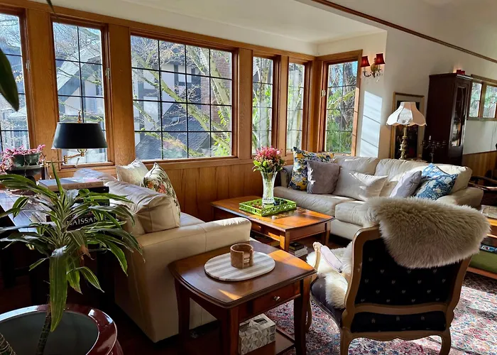 Cecil Bacon Manor Bed & Breakfast Seattle
