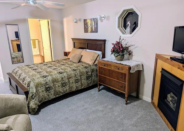 Cedar Wood Lodge Bed & Breakfast Inn Port Alberni