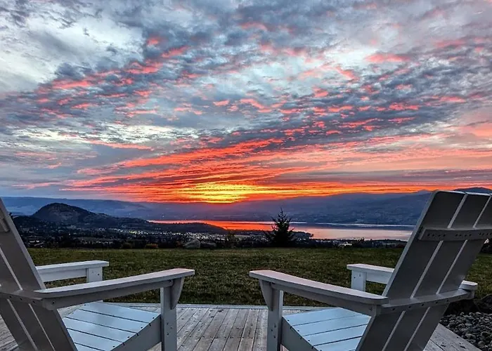 Autumn Lane B&B, Farmhouse Elegance & Stunning Lakeviews West Kelowna