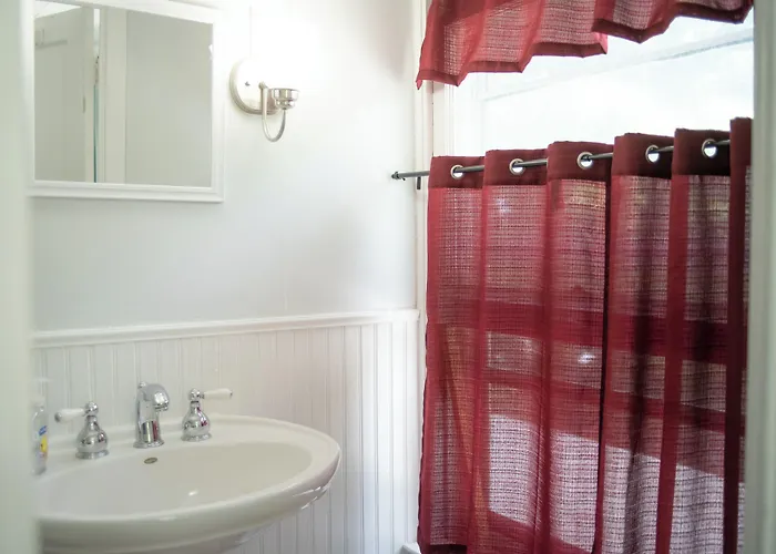 Charlevoix House - The Northside Bed & Breakfast