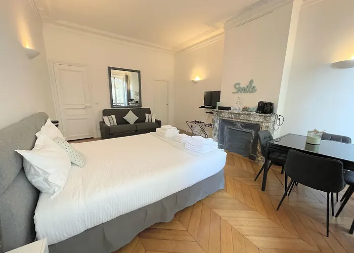 Paris Square Bed & Breakfast