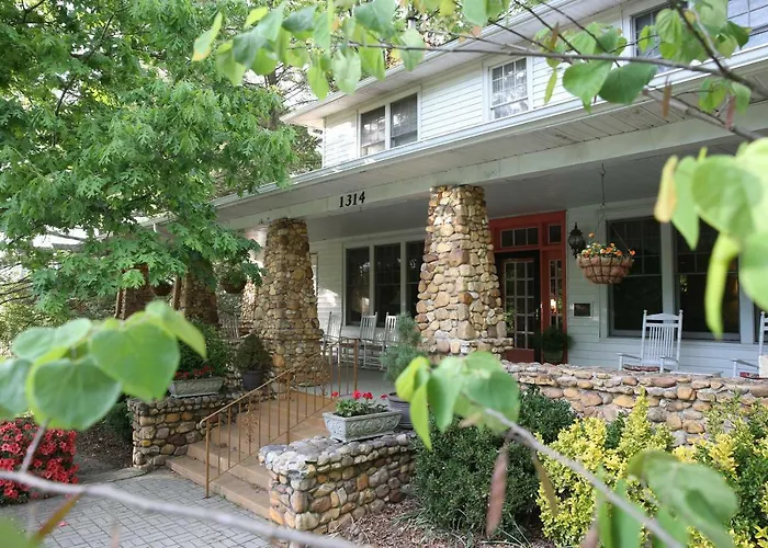 Aunt Adeline'S Bed And Breakfast Hendersonville